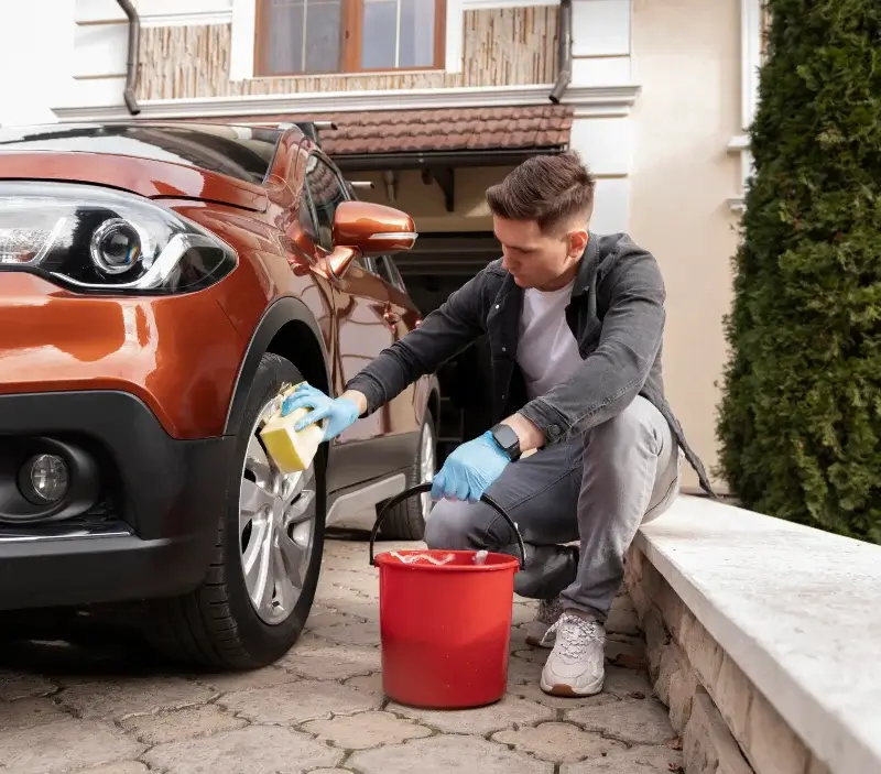 Lavage auto à domicile Saint-Germain-de-Livet : professionnel intervenant sur un véhicule